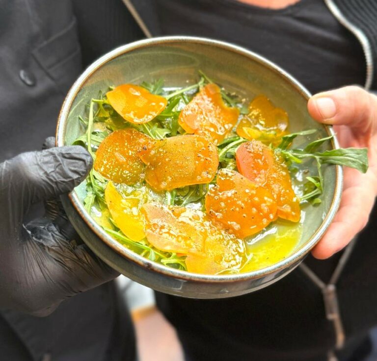Assiette carpaccio boutargue Memmi, roquette, citron caviar en assaisonnement