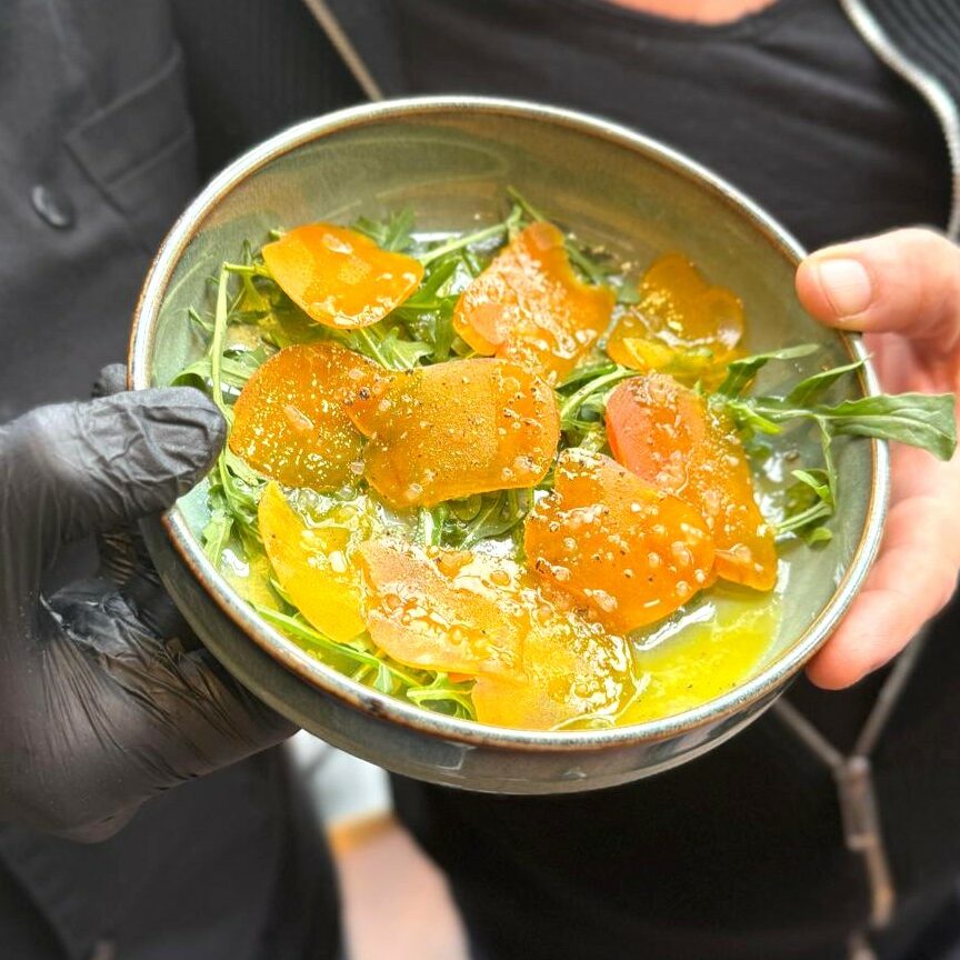 Assiette carpaccio boutargue Memmi, roquette, citron caviar en assaisonnement