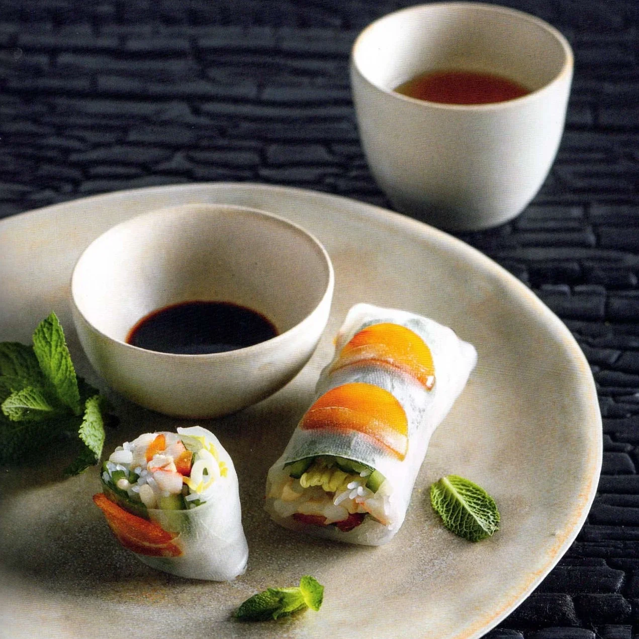 rouleaux d eprintemps à la boutargue dans assiette et sauce soja en accompagnement