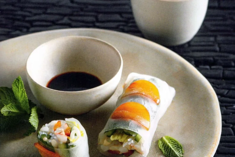 rouleaux d eprintemps à la boutargue dans assiette et sauce soja en accompagnement